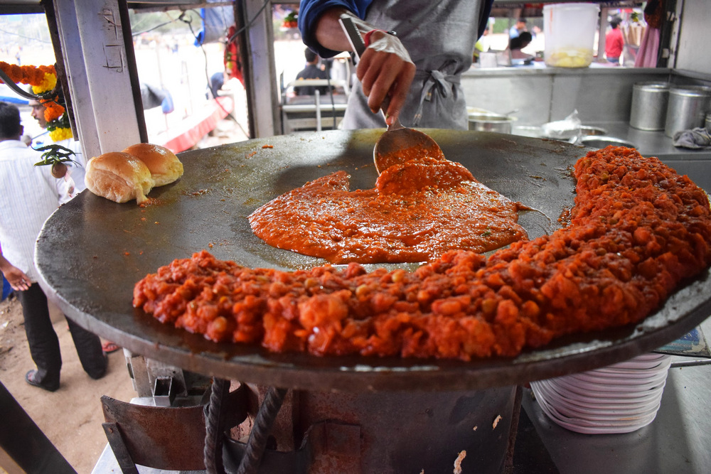 Guests being treated with mouthwatering pav bhaji during a food tour - RTT